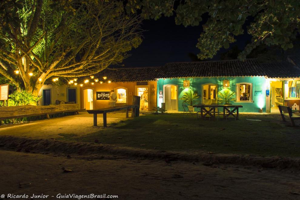 Imagem das lojinhas e restaurantes ilminados a noite em Quadrado.